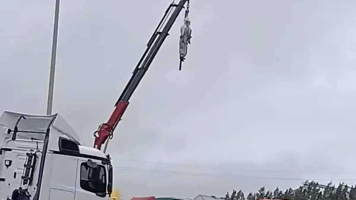 “¿Vale todo?”: edil del FA denunció aparición de muñeco colgado en una grúa en paro de transportistas de carga