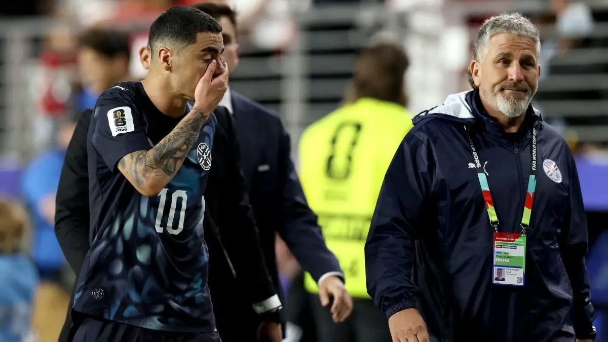 “Le hubieses dicho de todo en guaraní”: la reacción de Gustavo Alfaro a la roja de Miguel Almirón de Paraguay por taparse la boca en el Mundial 2026