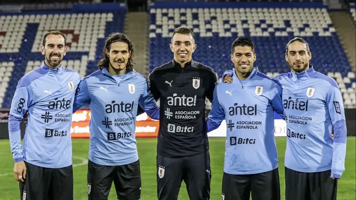 El récord histórico que Fernando Muslera le batirá a Edinson Cavani con la selección uruguaya en los mundiales