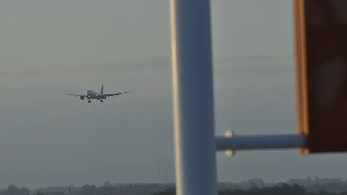 “No es solo levantar la llave”: qué dicen los controladores aéreos sobre la posible activación del ILS III B en Carrasco