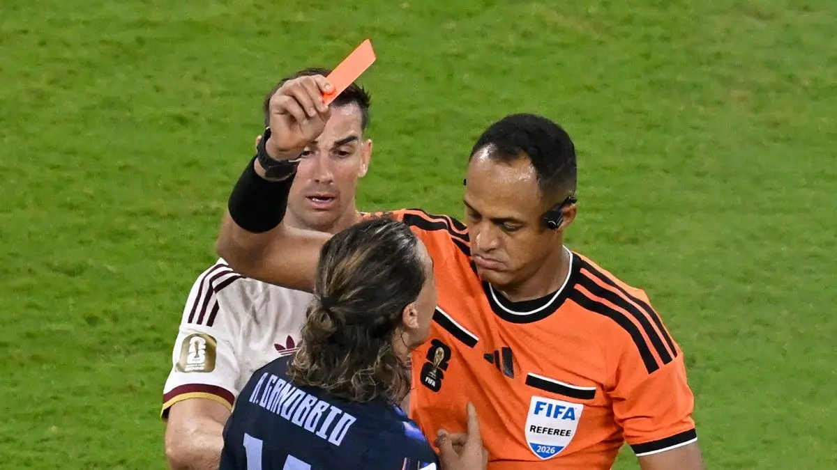 Con títulos provocadores, la prensa de Inglaterra instaló sospechas sobre el árbitro de la semifinal ante Argentina, que ya dirigió a Uruguay en el Mundial 2026