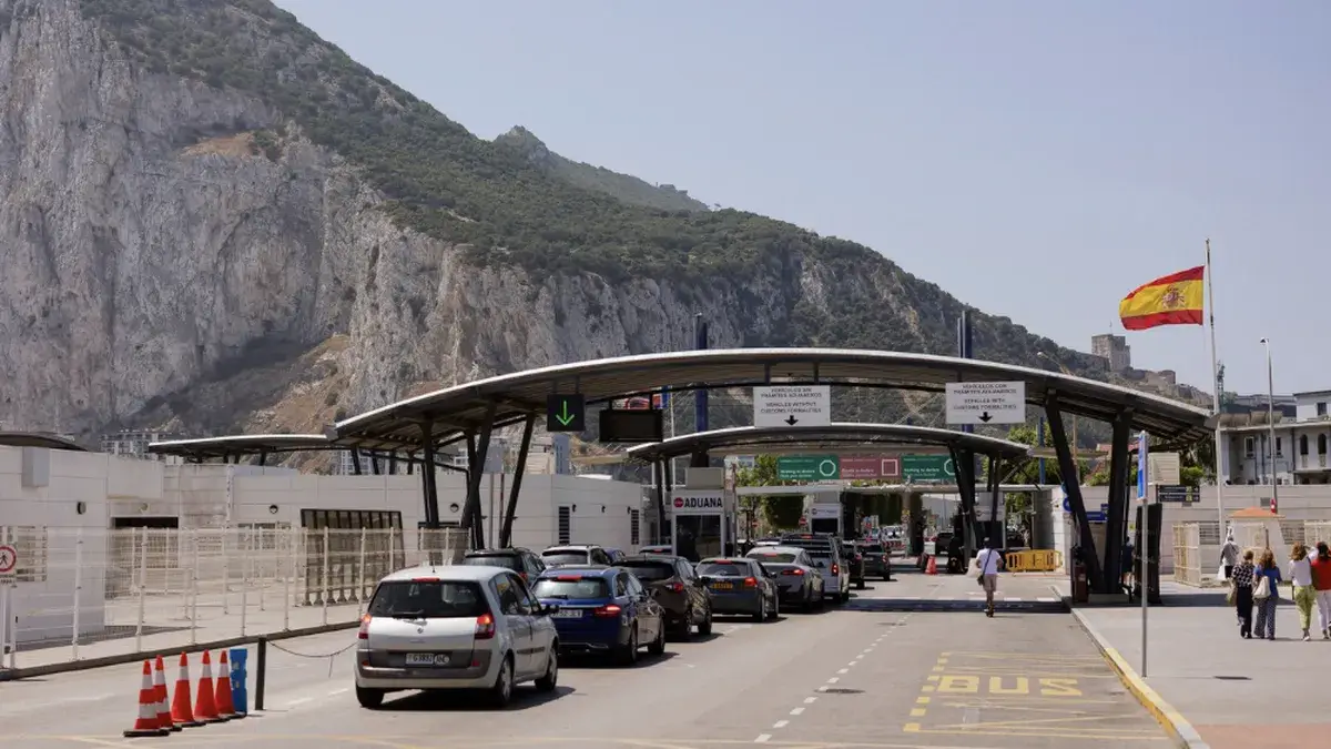 Fin a la verja de Gibraltar: el Tratado de Bruselas derriba el paso fronterizo 10 años después del Brexit