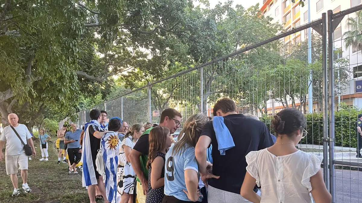 Así se vivió la llegada de la selección uruguaya a Miami, antes del debut en el Mundial 2026 : la espera de los hinchas, los cantos de barra y la decepción final
