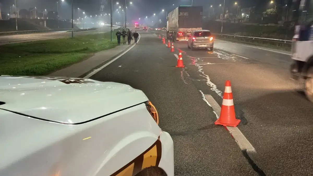 Accidente fatal en Montevideo: un peatón murió tras ser embestido por una moto al intentar cruzar Ruta 1