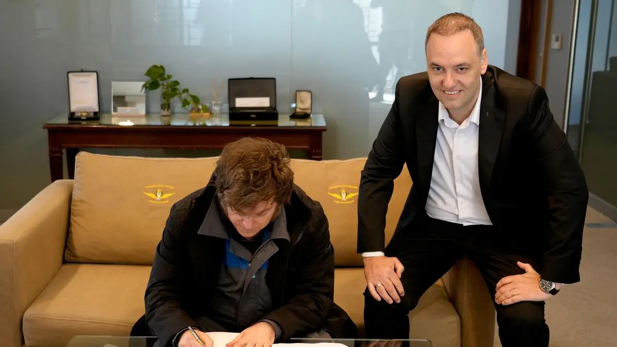 Manuel Adorni volvió a ser ratificado por Javier Milei y aguarda el debut de Argentina en el Mundial