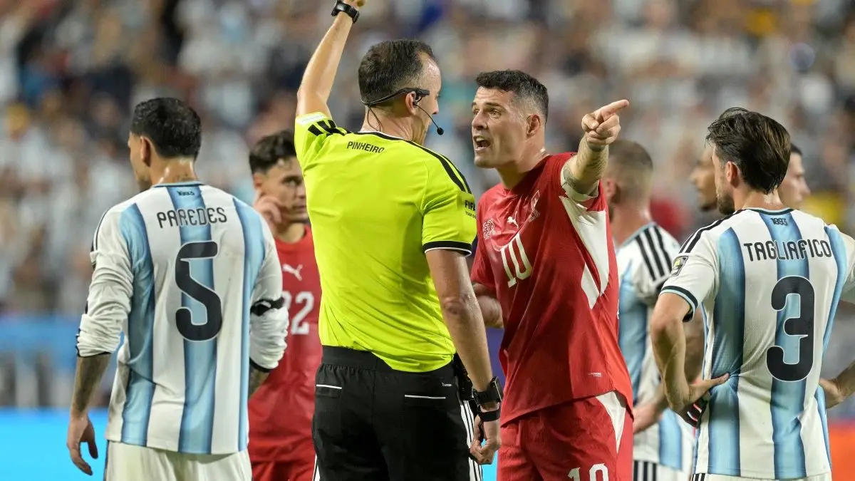 El entrenador y el capitán de Suiza cargaron contra el árbitro del partido ante Argentina por el Mundial 2026: el desconocimiento de la nueva regla y por qué estuvo bien sancionado Breel Embolo
