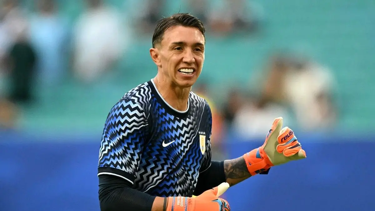 El histórico récord de longevidad que Fernando Muslera establece en el Mundial con la selección uruguaya