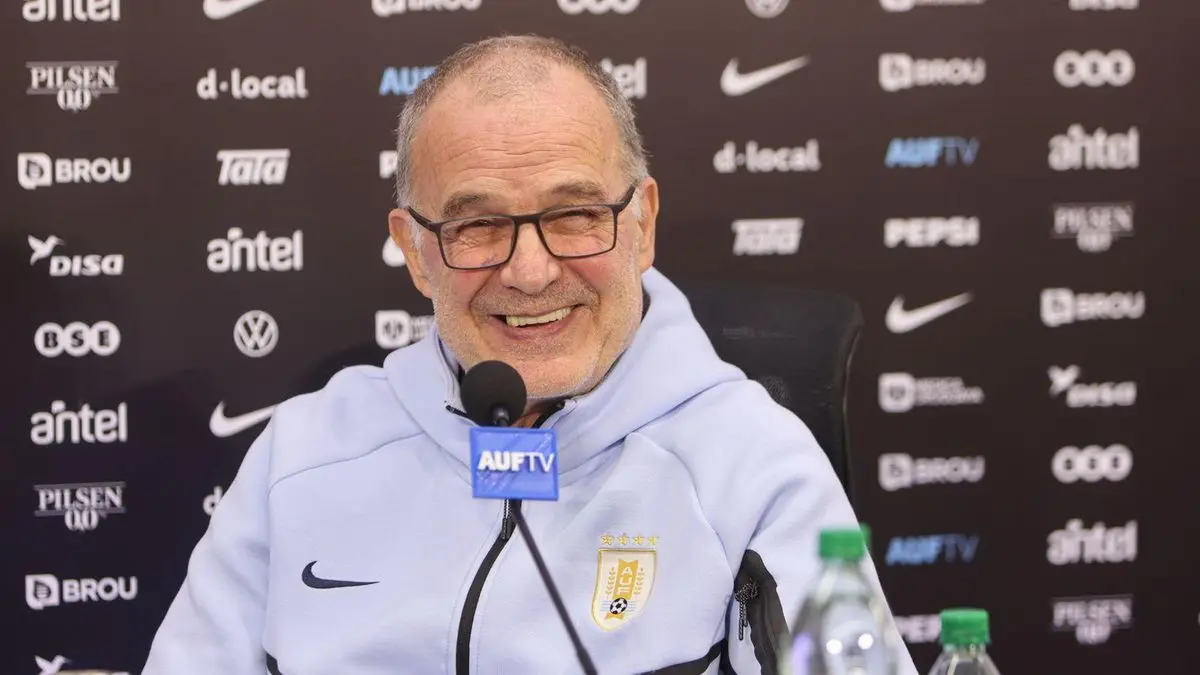 La increíble entrevista que brindó Marcelo Bielsa al llegar a México con la selección uruguaya: respondió a cinco preguntas con 26 palabras y en 38 segundos
