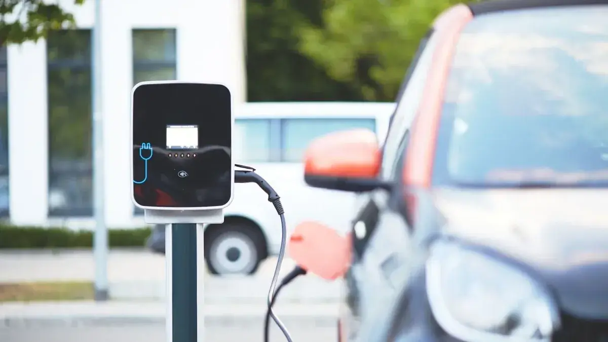 Cardona se desmarca de Oddone por impuestos a autos eléctricos: “La decisión no está tomada” y “todavía no es el momento”