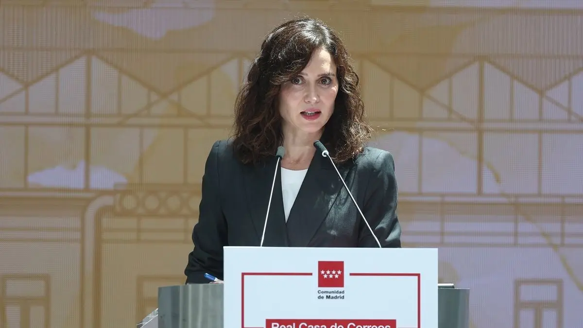 Díaz Ayuso señala a Zapatero como la “espina dorsal del sanchismo” y lo acusa de “coquetear entre dictaduras”