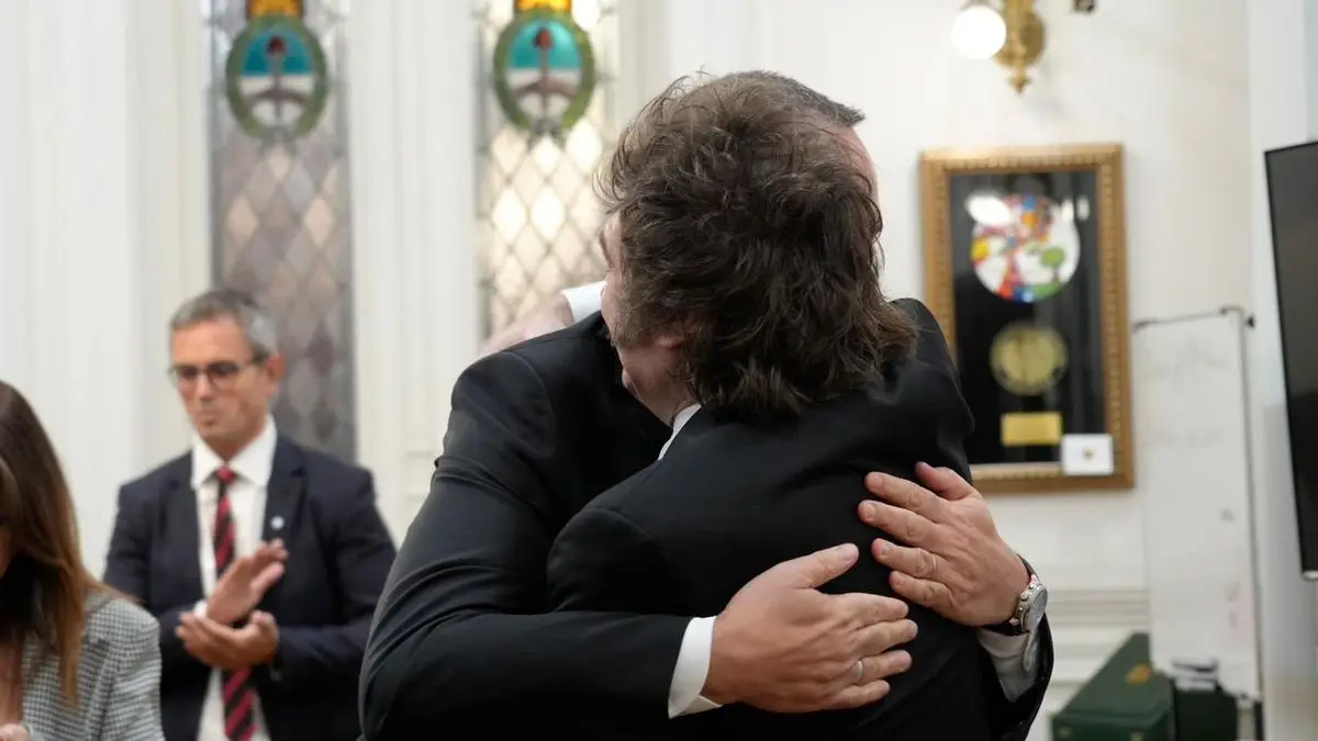 Javier Milei respaldó nuevamente a Manuel Adorni, avisó que no lo echará y quiere una nueva foto de apoyo