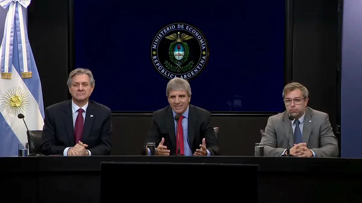 Luis Caputo presentó el programa financiero hasta 2027: “Salir a los mercados es una opción, no un objetivo”