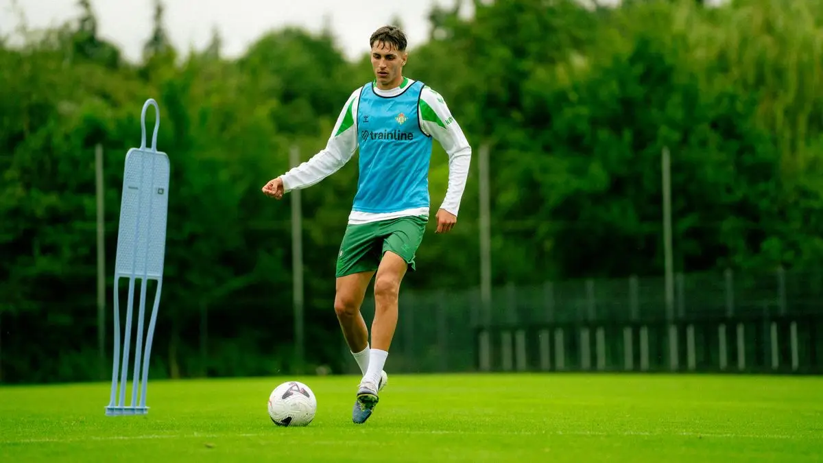 El uruguayo Facundo Bernal tuvo sus primeros entrenamientos en Betis, su nuevo club, que realiza la pretemporada en Alemania