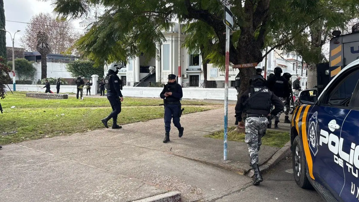 Dos policías baleados tras enfrentamiento con delincuentes que rapiñaban un residencial de ancianos
