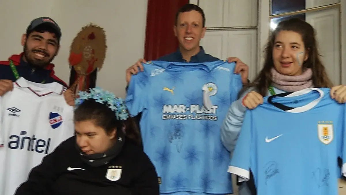 Liceo Avanzar realiza beneficios y subasta camisetas de fútbol para financiar su proyecto educativo inclusivo