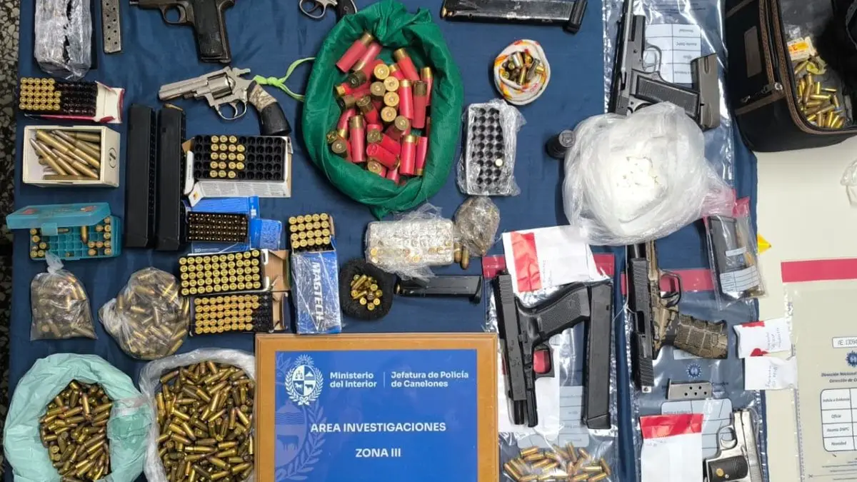 Incautaron siete armas, municiones y cargadores en una vivienda en El Pinar: la policía llegó al lugar tras persecución
