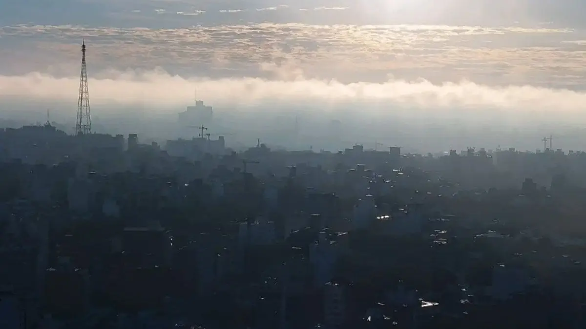 Ingreso de un sistema frontal frío con lluvias y lloviznas, y vientos del sur; ¿qué pasará con la nieblas?