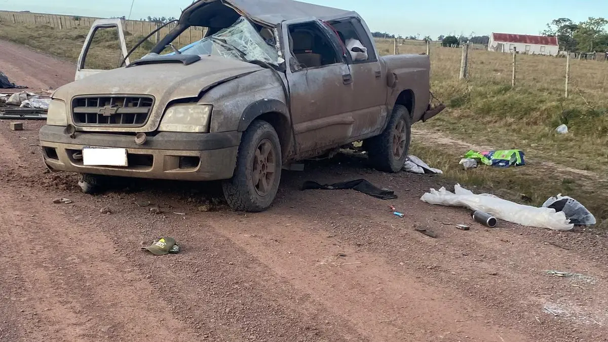 Murió un hombre de 70 años al volcar la camioneta que conducía y en la que viajaba con su hijo en Rocha