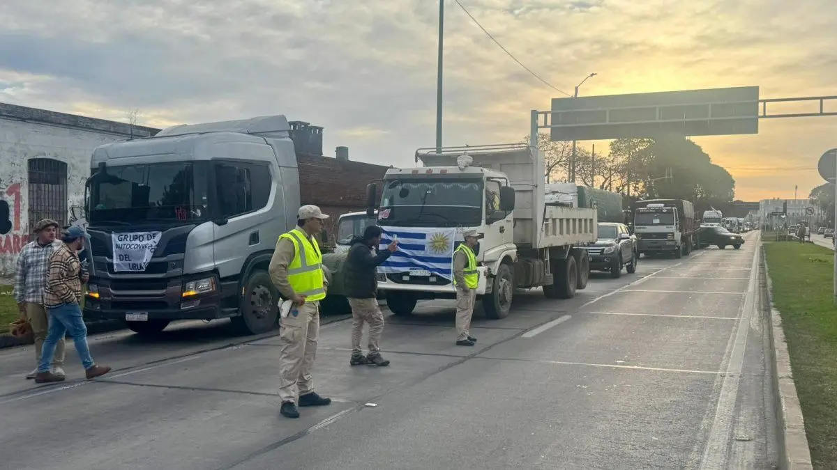 Movilización de camioneros en Montevideo: “No a la guía o vamos a seguir parados”, dicen los manifestantes