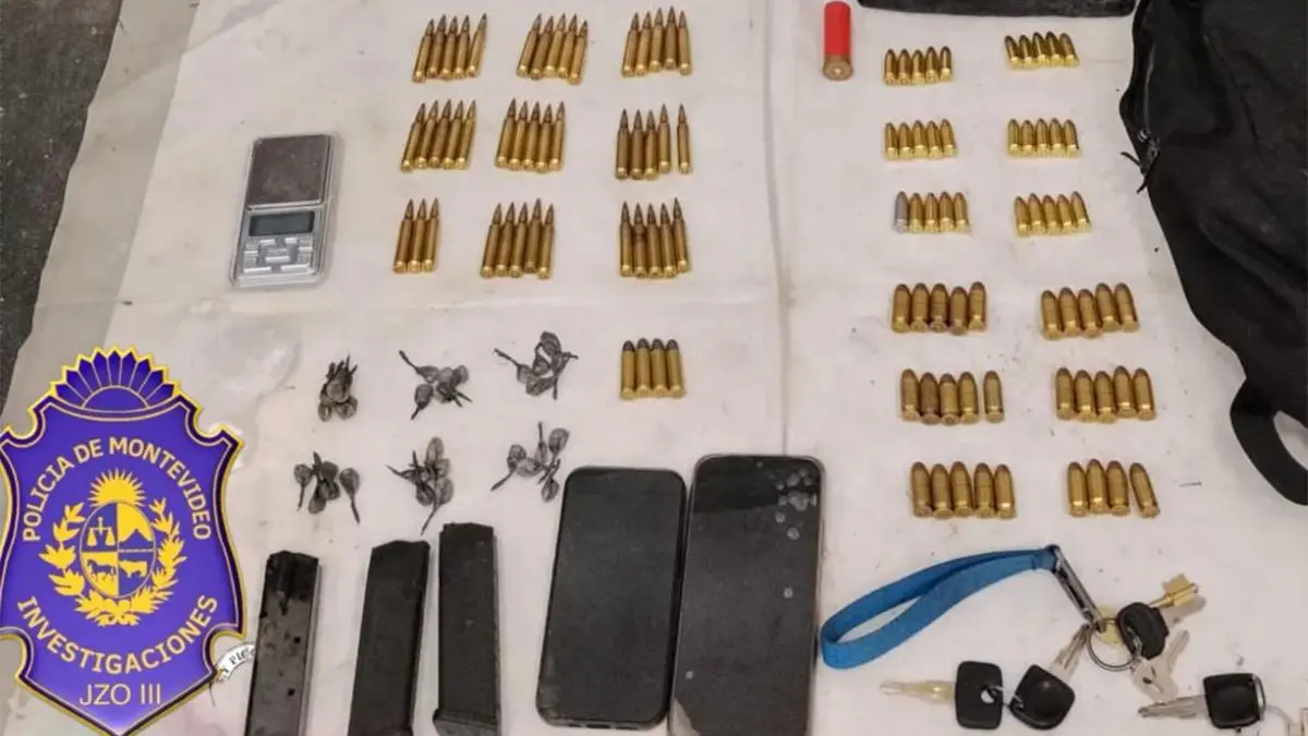 Dos detenidos en un auto en Puntas de Manga; Policía incautó municiones, cargadores y drogas