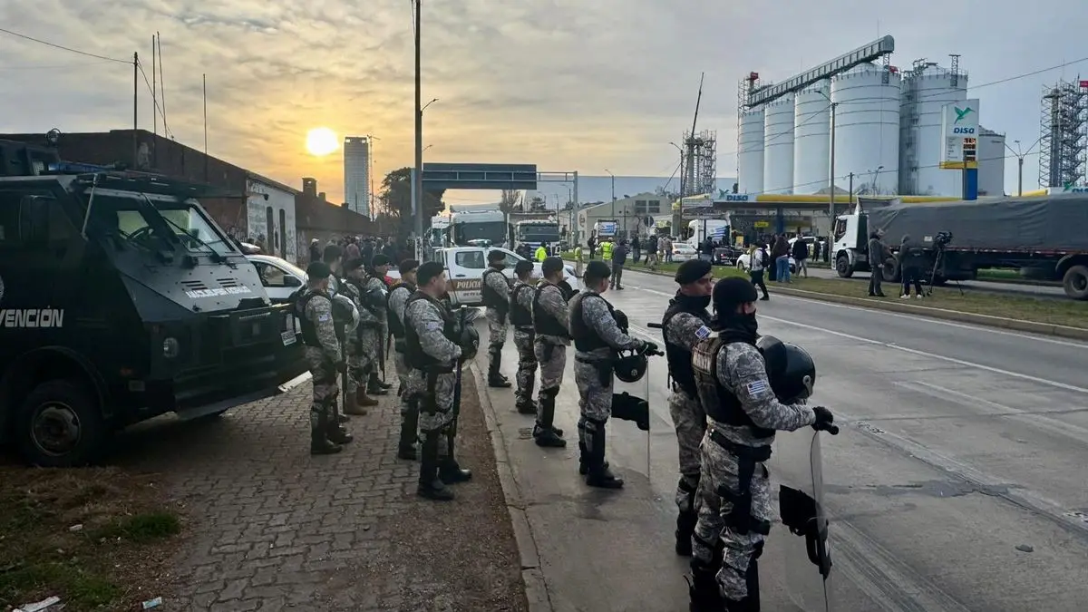Movilización de camioneros en Montevideo: están obstruidos los dos sentidos de la rambla portuaria