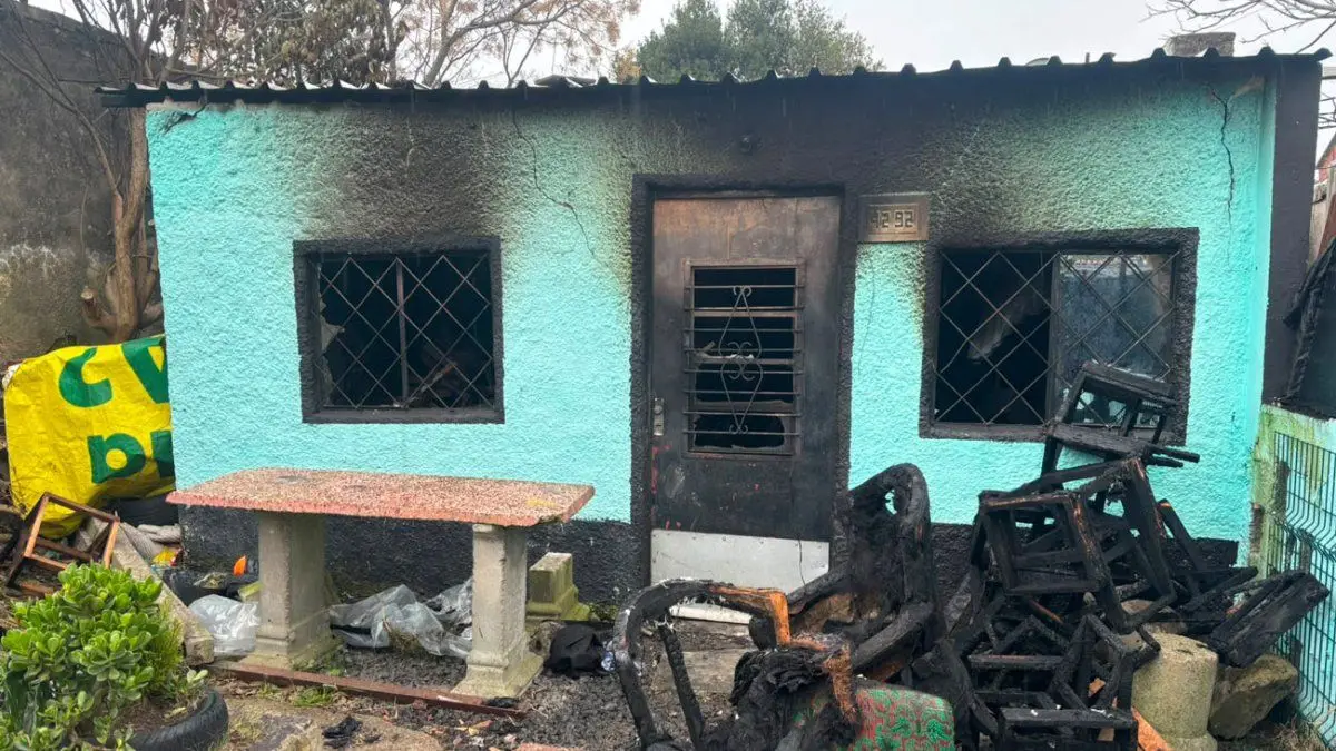 Tres mayores murieron y un menor está internado grave tras incendiarse una vivienda en Piedras Blancas