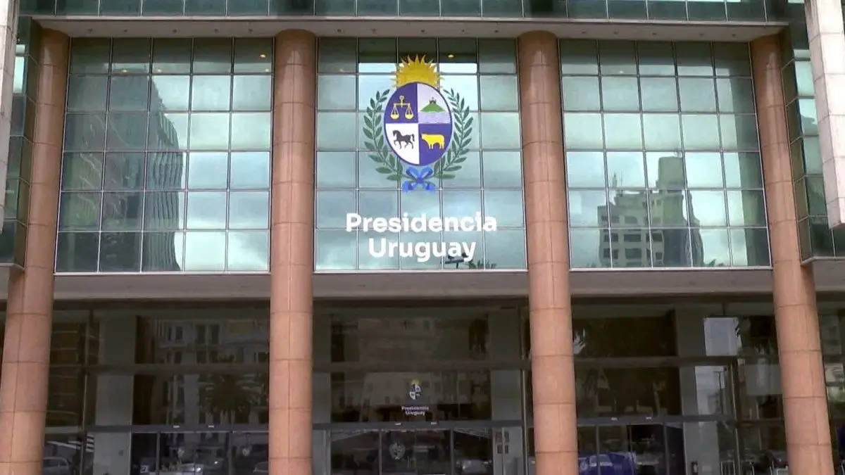 Yamandú Orsi firmó la unificación de las secretarías de Derechos Humanos y Pasado Reciente