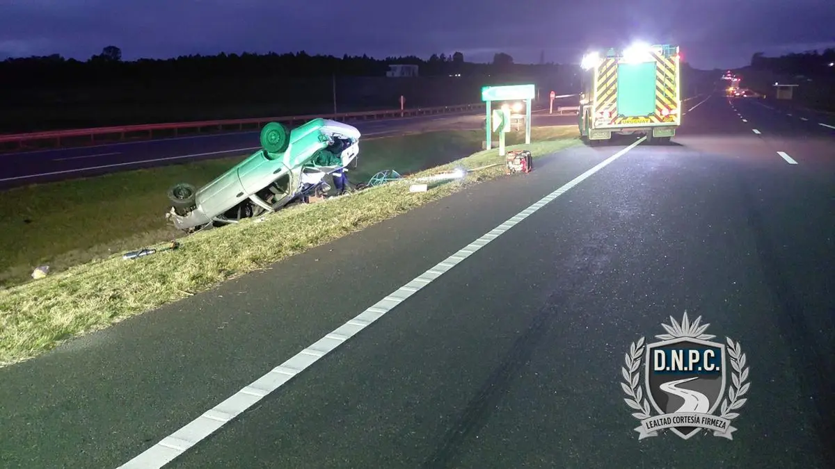 Despiste y vuelco en ruta 8: un hombre de 47 años murió en el lugar y una mujer de 37 fue trasladada