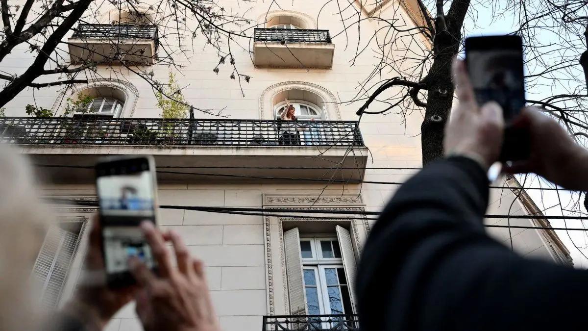 No perturbar la tranquilidad del barrio: Justicia argentina intimó a Cristina Fernández por actos partidarios frente a su casa
