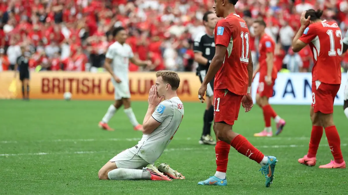 Suiza le ganó 2-1 a Canadá y pasó a 16avos como primera del Grupo B del Mundial