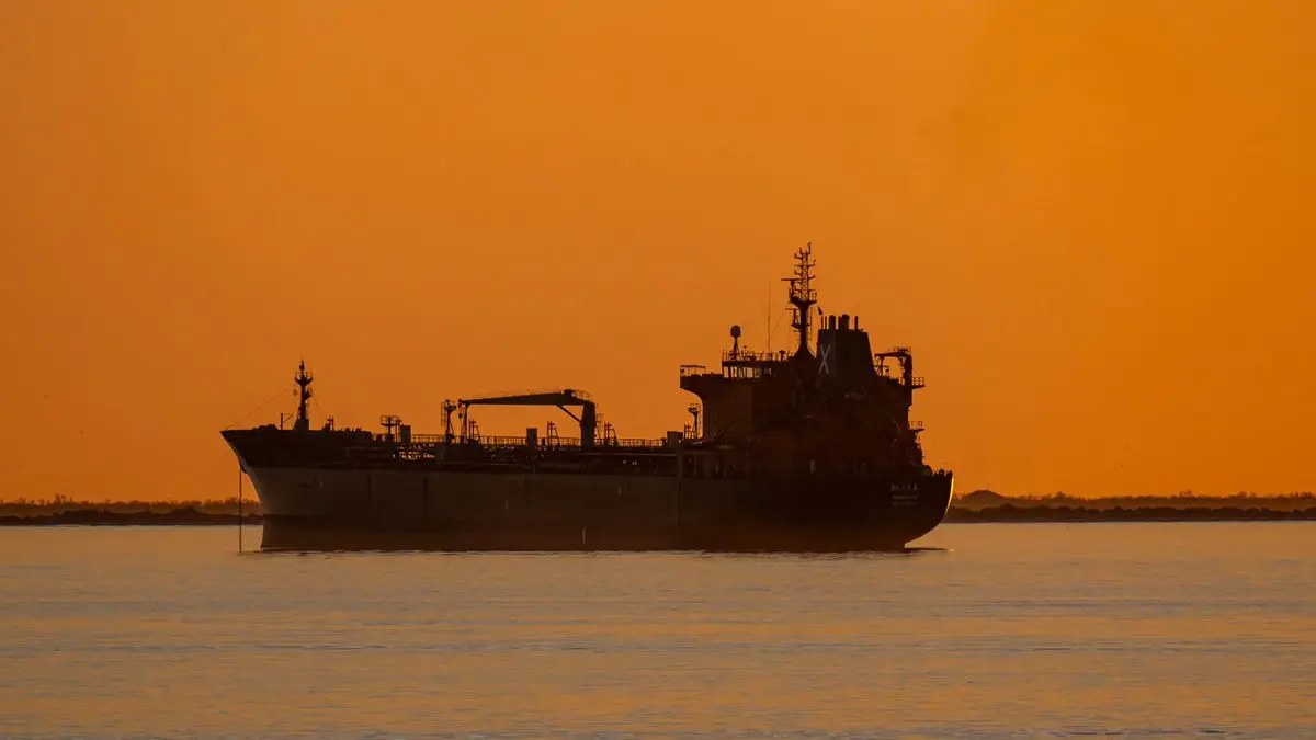Irán anunció el cierre total del estrecho de Ormuz tras cruce de ataques con Estados Unidos