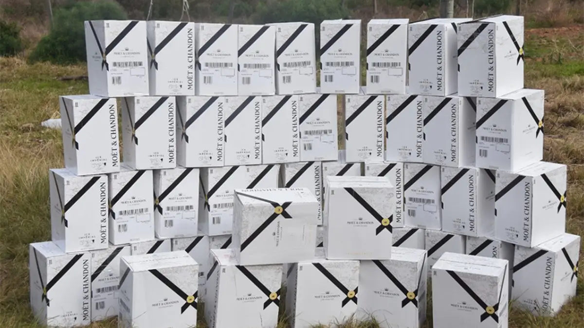 Incautaron cargamento de 50 cajas de champagne de contrabando en una camioneta; una argentina fue imputada