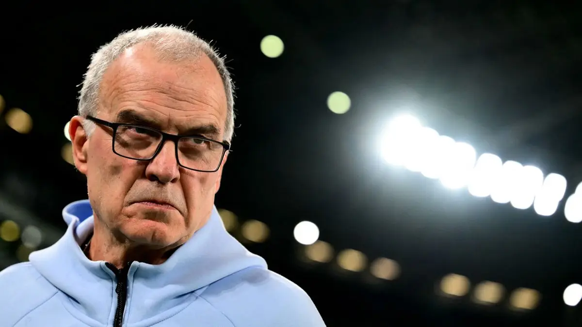 Bielsa dijo que Uruguay jugará hoy con línea de cuatro, tres volantes, “dos extremos y un 9”