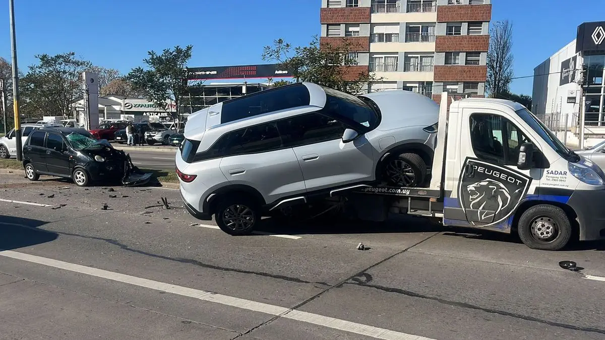 Chocó de frente en avenida Italia con un camión de auxilio mecánico que llevaba una camioneta