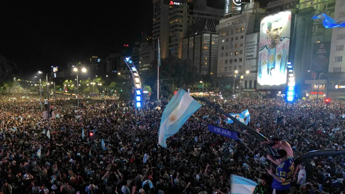 “¡El que no salta es un inglés!”: argentinos desbordan las calles tras vencer a Inglaterra en histórica semifinal