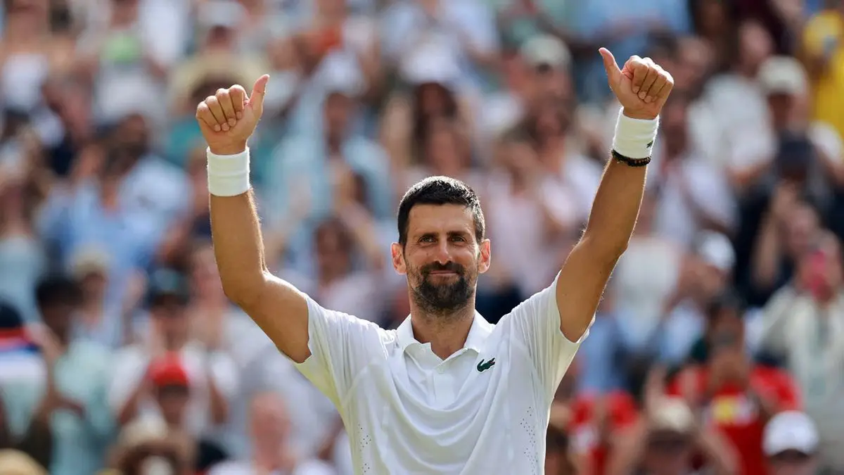 Novak Djokovic superó el récord de Roger Federer pasando a cuartos en Wimbledon