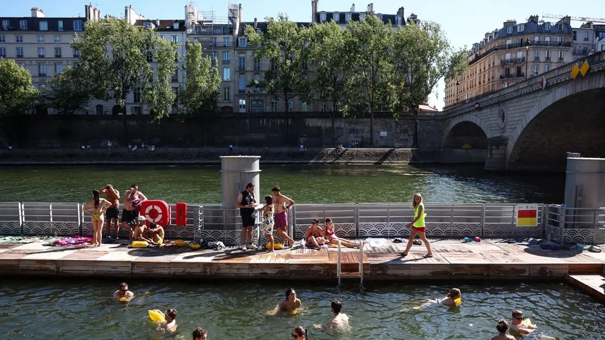 El Sena vuelve a recibir bañistas este verano: locales y turistas se refrescan en el río de París