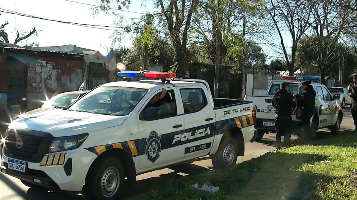 Dos hermanos están graves tras un ataque a balazos desde un auto a su casa en Colón