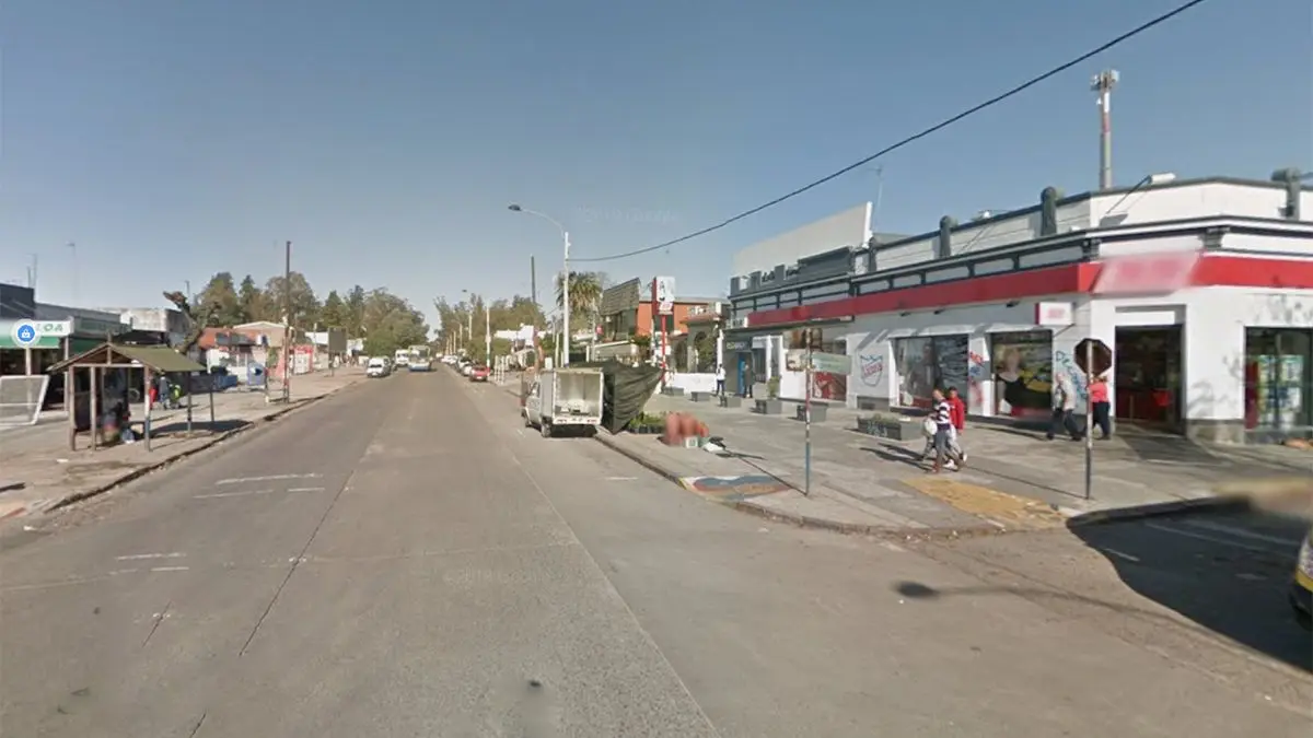 Robó un supermercado, huyó en moto, chocó contra un taxi y fue detenido