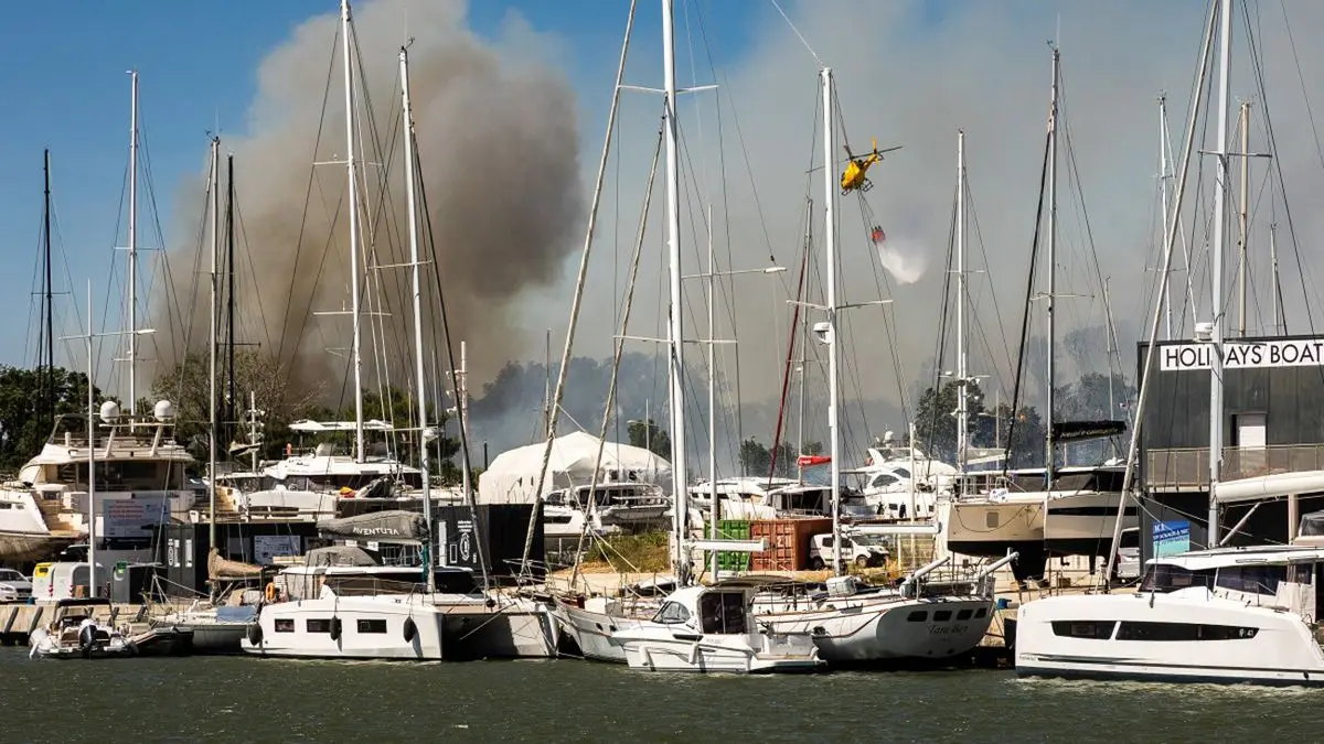 Evacuan a 1.500 personas por un incendio en el sur de Francia; un bombero resultó herido leve