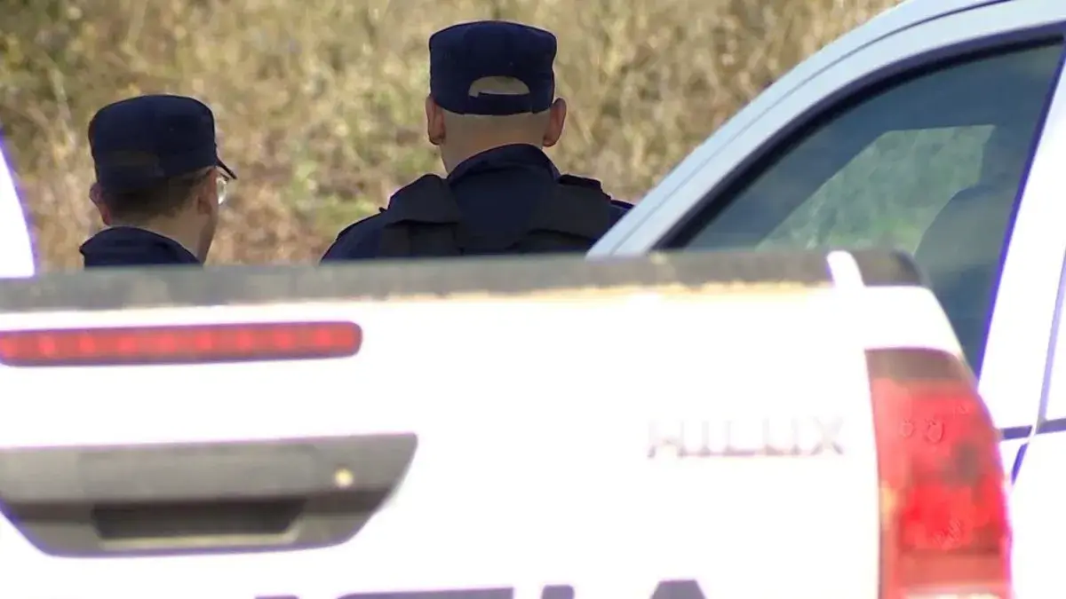 Homicidio en Ciudad del Plata: varios hombres atacaron a tiros a la víctima y huyeron por un campo, dicen testigos
