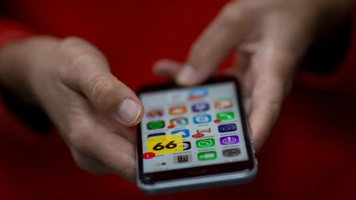 Afganistán prohíbe desde este miércoles el uso de celulares en oficinas a los empleados públicos