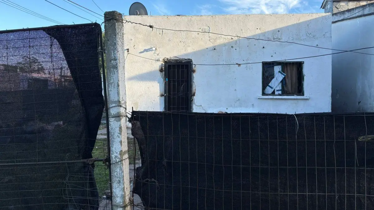 Hallan muerto a un joven tras un ataque a tiros en Peñarol; en la escena quedaron 20 casquillos