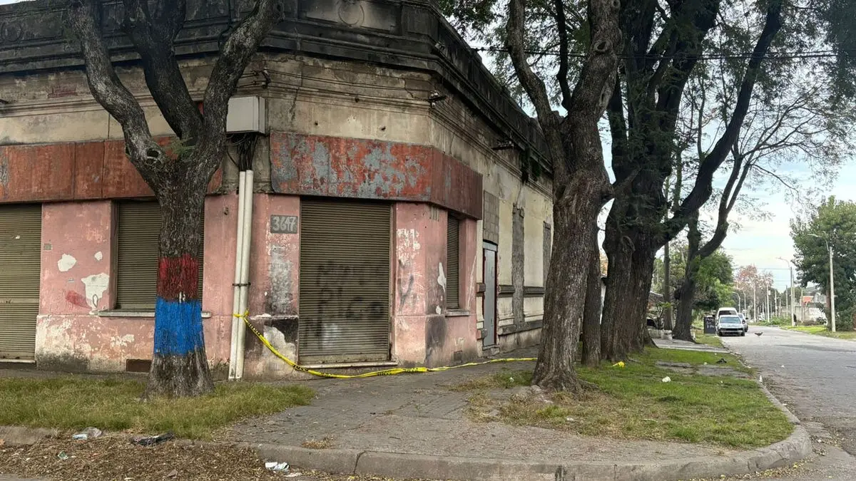 Homicidio en barrio Ituzaingó: bajaron de una moto y fueron directo a dispararle a un hombre que estaba con un amigo