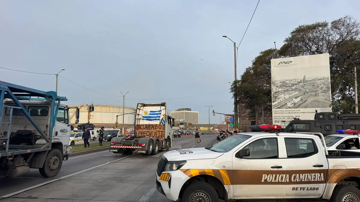 Movilización de camioneros llegó a Montevideo; el acceso a la ciudad por la rambla está obstruido y con desvíos