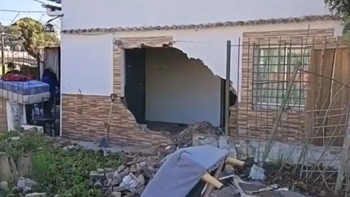 Camioneta quedó incrustada en una vivienda en Salto: investigan las causas del siniestro