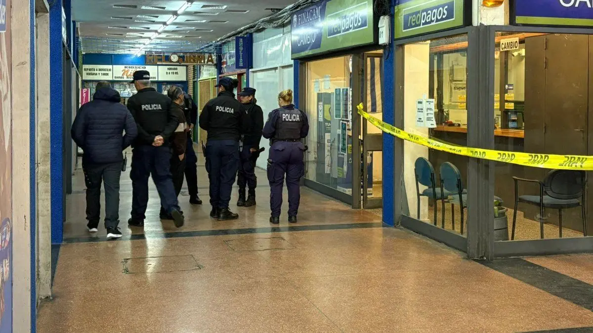 Rapiñeros quisieron asaltar un local de pagos e hirieron al encargado; uno de ellos vestía como policía