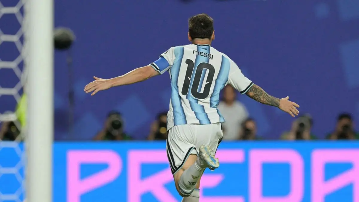Debut perfecto de Argentina en el Mundial: tres goles de Messi, goleada y muy buen juego ante Argelia