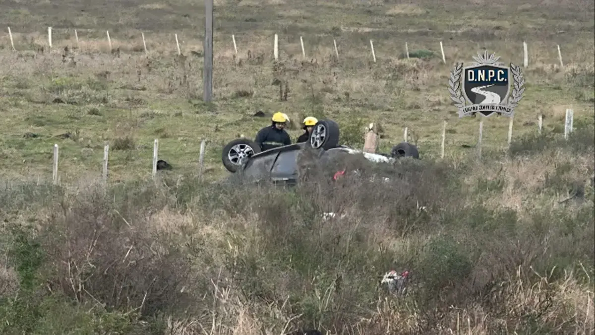 Una mujer murió, dos menores y dos mayores internados tras despistar y volcar en ruta 3, Artigas