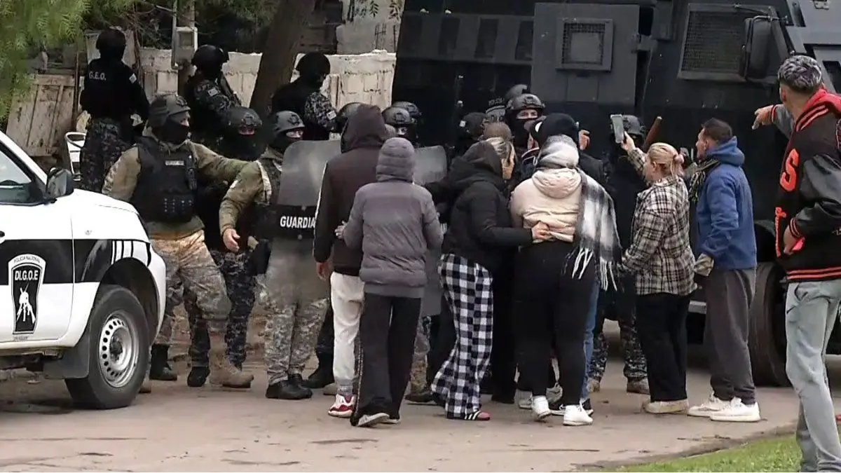 La Policía abatió a un adolescente de 16 años durante un allanamiento en el Borro; hubo incidentes con familiares
